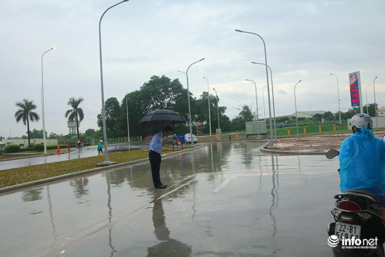 Hình ảnh được chia sẻ nhiều nhất hôm nay: Ông chủ người Nhật đội mưa, cúi gập người chào khách vào đổ xăng ở Hà Nội - Ảnh 3. Hình ảnh được chia sẻ nhiều nhất hôm nay: Ông chủ người Nhật đội mưa, cúi gập người chào khách vào đổ xăng ở Hà Nội - Ảnh 3.