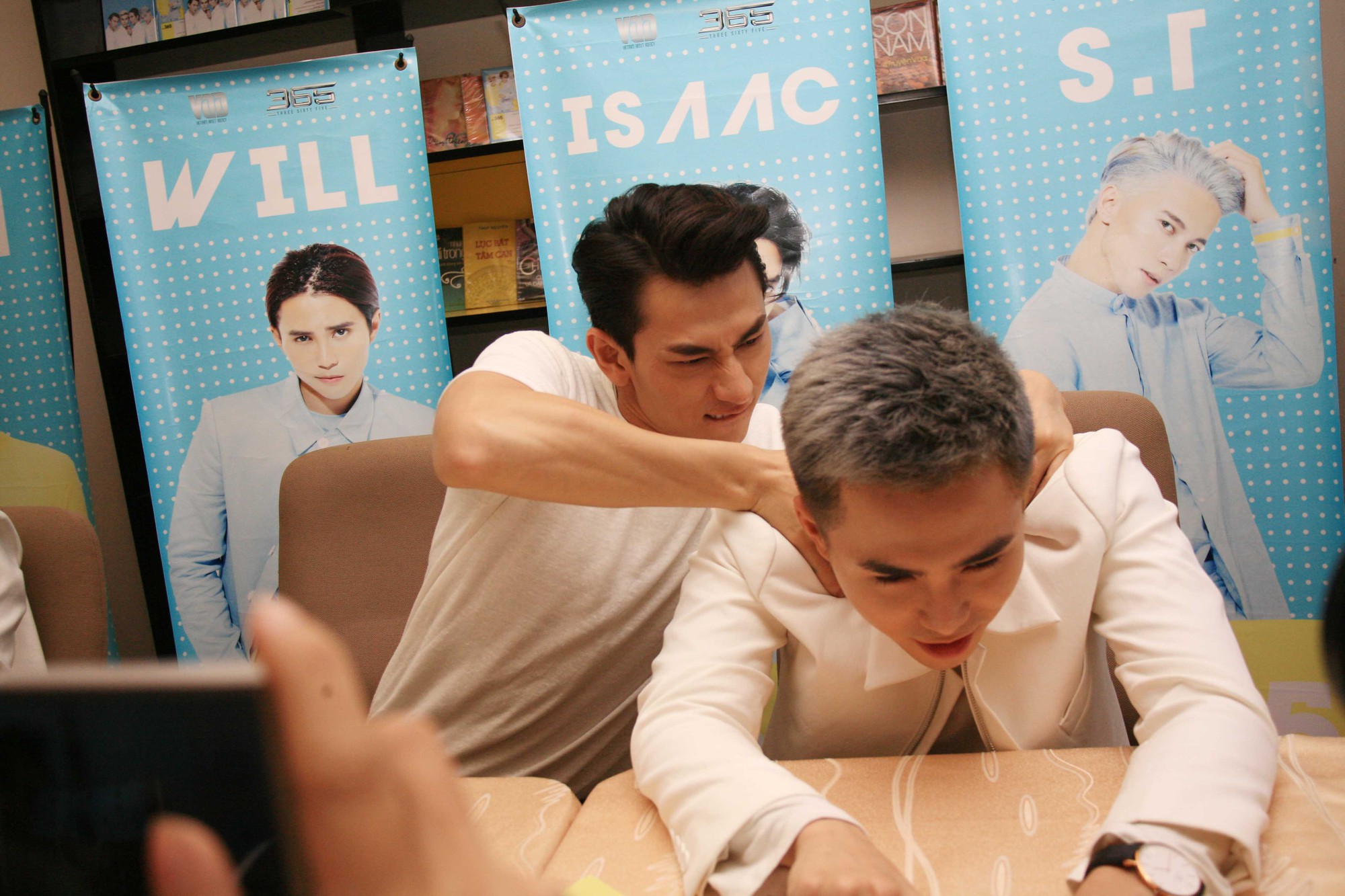 Isaac đăng ảnh dễ gây hiểu lầm cùng lời chúc siêu bá đạo gửi đến Will trong ngày sinh nhật - Ảnh 3. Isaac đăng ảnh dễ gây hiểu lầm cùng lời chúc siêu bá đạo gửi đến Will trong ngày sinh nhật - Ảnh 3.