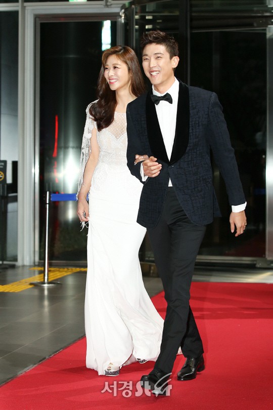 Thảm đỏ SBS Entertainment Awards: Bộ đôi mỹ nam OngNiel điển trai như hoàng tử, tiểu Taeyeon đọ sắc bên Song Ji Hyo - Ảnh 33.