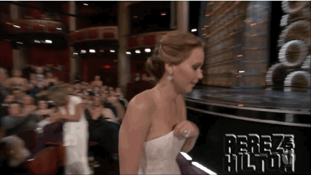 Hết Jennifer Lawrence, đến Meryl Streep suýt ngã nhào trên thảm đỏ Oscar 2017 - Ảnh 4.