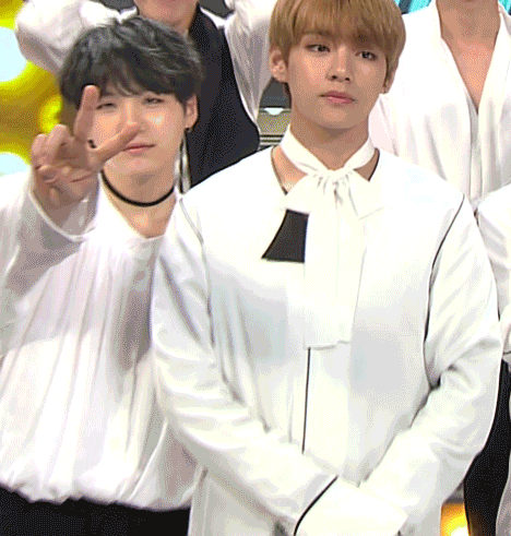 Dân mạng sửng sốt khi Suga (BTS) vô tình va phải Jisoo (Black Pink) - Ảnh 1.