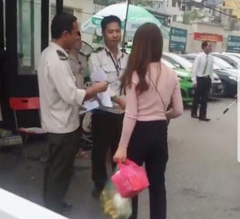 Hà Nội: Bảo vệ bệnh viện Bạch Mai chặn không cho xe cứu thương vào đón bệnh nhân - Ảnh 1.