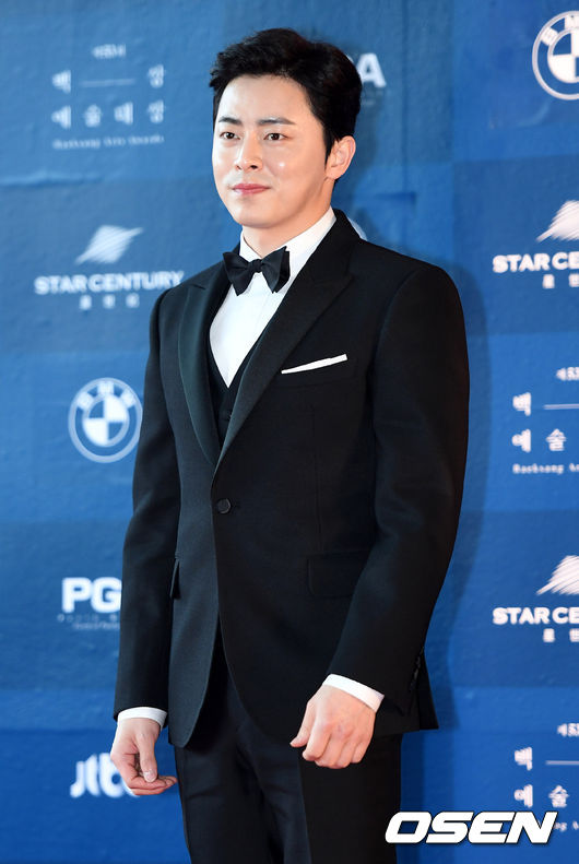 Thảm đỏ Baeksang Arts Awards: Kim Yoo Jung thoát tục, Park Shin Hye mặc cái gì thế này? - Ảnh 26.