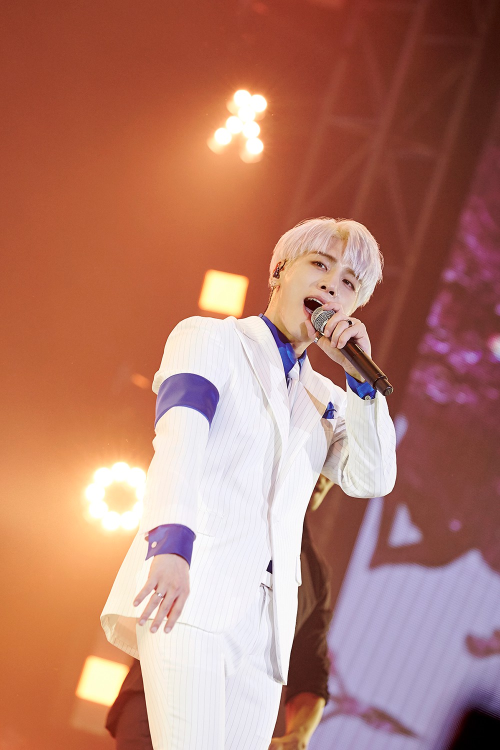 Chỉ mới cách đây 1 tuần, Jonghyun còn rạng rỡ trên sân khấu thế này, ai ngờ đây lại là màn trình diễn cuối cùng của anh - Ảnh 4.