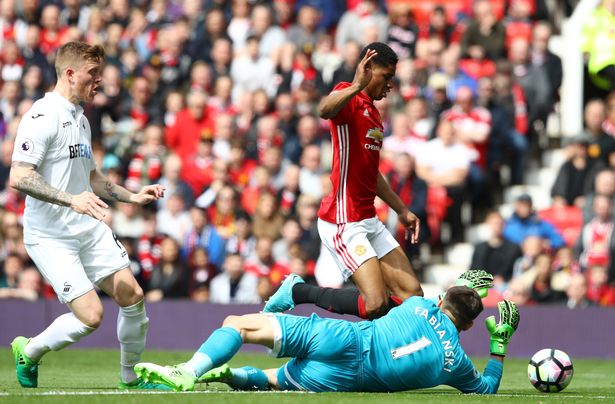 Ăn vạ kiếm penalty, Rashford bị dè bỉu trên mạng xã hội - Ảnh 2.