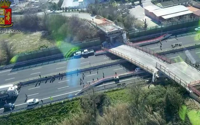 Italy: Cầu sập xuống đường cao tốc, 2 người chết, 2 người bị thương - Ảnh 1.