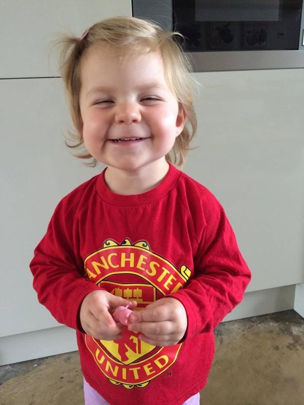 Cô bé 3 tuổi cực dễ thương, thuộc làu tên đội hình Man Utd - Ảnh 3.