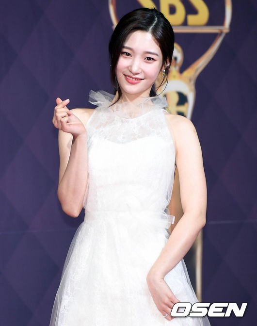 Thảm đỏ SBS Drama Awards: Nữ thần Suzy cân cả Yuri và dàn mỹ nhân hàng đầu Kpop, cặp vợ chồng Jisung quyền lực xuất hiện - Ảnh 12.