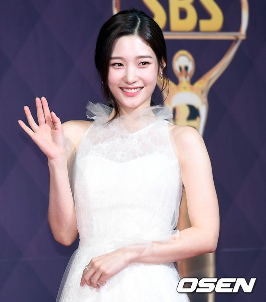 Thảm đỏ SBS Drama Awards: Nữ thần Suzy cân cả Yuri và dàn mỹ nhân hàng đầu Kpop, cặp vợ chồng Jisung quyền lực xuất hiện - Ảnh 13.