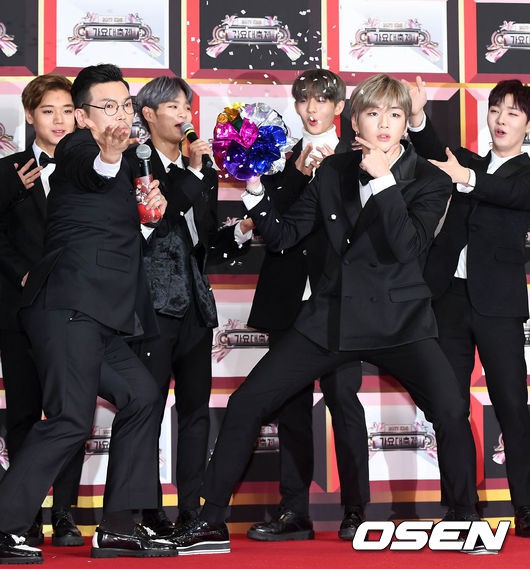Thảm đỏ KBS Gayo Daejun: Gương mặt đẹp trai nhất thế giới thi diễn sâu bên EXO, Wanna One, Joy và Umji đọ sắc nữ thần - Ảnh 11.