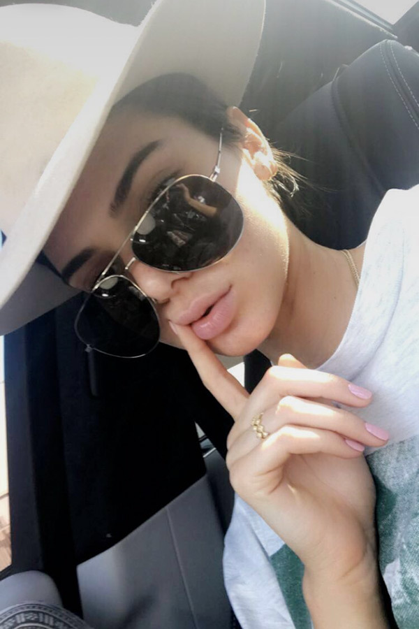 Coachella 2017: Kylie Jenner khoe t&oacute;c xanh như... b&oacute;ng tennis, Kendall hở trọn cả v&ograve;ng 3 - Ảnh 7.