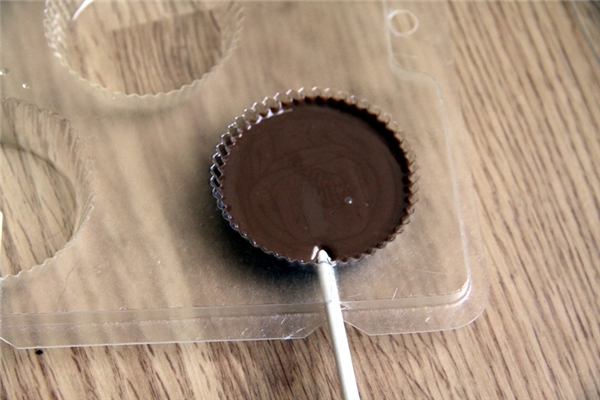 Ăn kẹo mút suốt ngày nhưng bạn có biết chiếc lỗ nhỏ trên que kẹo dùng để làm gì không? - Ảnh 3.