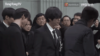 Tang lễ đưa tiễn Jonghyun: Taeyeon, Key khóc lịm đi trong giờ phút cuối cùng, Minho mếu máo cầm bài vị - Ảnh 19.