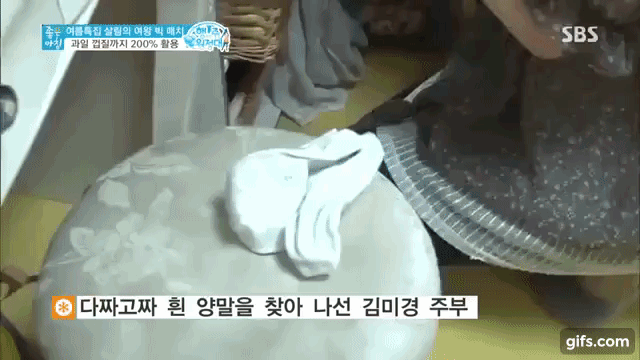 Mẹo tận dụng chanh để tẩy trắng v&agrave; tiệt tr&ugrave;ng khăn, tất bẩn hiệu quả - Ảnh 1.