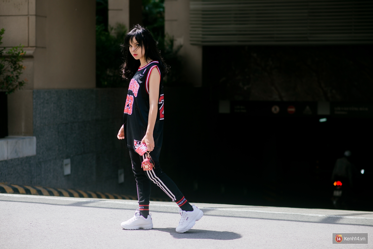 Street style 2 miền: Phong cách bụi bặm lên ngôi, bạn trẻ nào cũng chất bá cháy - Ảnh 7. Street style 2 miền: Phong cách bụi bặm lên ngôi, bạn trẻ nào cũng chất bá cháy - Ảnh 7.