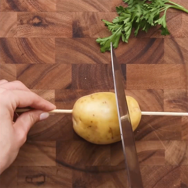 Ăn khoai tây theo kiểu lốc xoáy thế này vừa lạ vừa ngon - Ảnh 1.