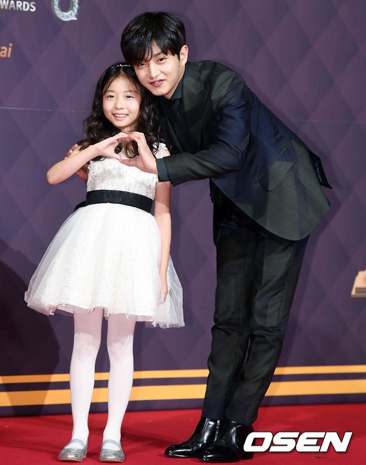 Thảm đỏ SBS Drama Awards: Nữ thần Suzy cân cả Yuri và dàn mỹ nhân hàng đầu Kpop, cặp vợ chồng Jisung quyền lực xuất hiện - Ảnh 33.