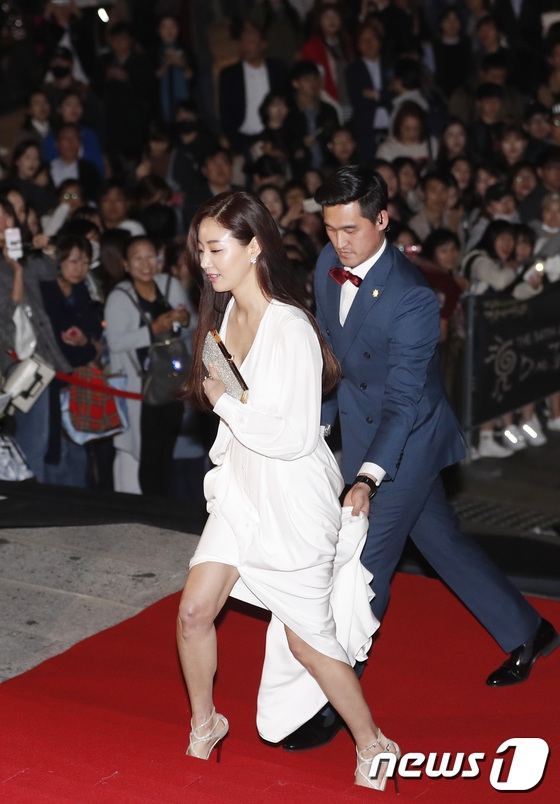 Thảm đỏ Oscar Hàn Quốc: Hoa hậu gây sốc với ngực siêu khủng, Yoona và Jo In Sung dẫn đầu dàn siêu sao - Ảnh 1.