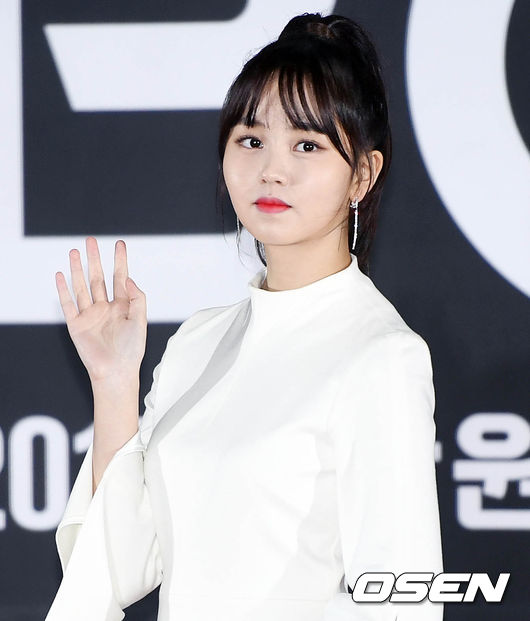 Thảm đỏ Busan: Quân đoàn mỹ nam hot nhất Kpop đổ bộ, nhưng mặt của Kim So Hyun và Naeun sao thế này? - Ảnh 3.