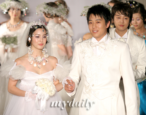 Trước ngày lên xe hoa, netizen truyền tay loạt ảnh Kim Tae Hee mặc váy cưới đẹp như nữ thần - Ảnh 10.