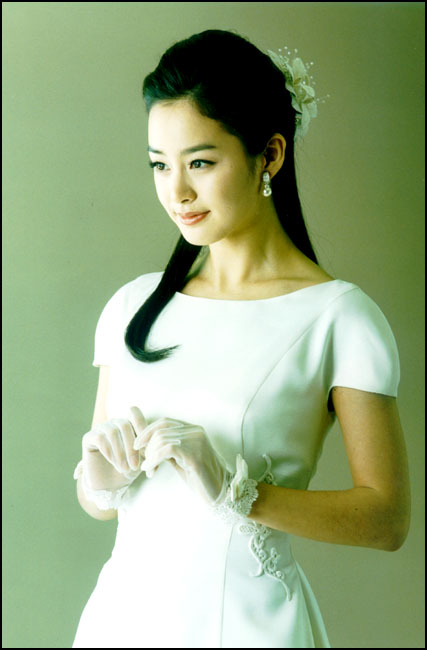 Trước ngày lên xe hoa, netizen truyền tay loạt ảnh Kim Tae Hee mặc váy cưới đẹp như nữ thần - Ảnh 20.