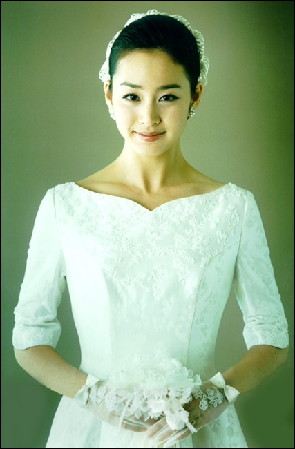 Trước ngày lên xe hoa, netizen truyền tay loạt ảnh Kim Tae Hee mặc váy cưới đẹp như nữ thần - Ảnh 22.