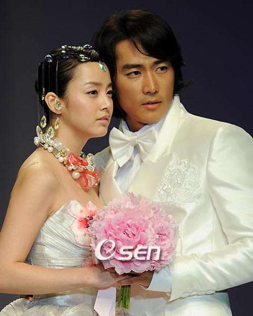 Trước ngày lên xe hoa, netizen truyền tay loạt ảnh Kim Tae Hee mặc váy cưới đẹp như nữ thần - Ảnh 16.