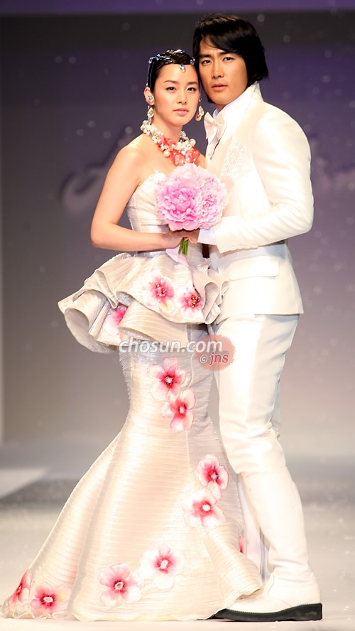 Trước ngày lên xe hoa, netizen truyền tay loạt ảnh Kim Tae Hee mặc váy cưới đẹp như nữ thần - Ảnh 15.
