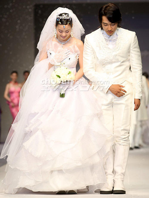 Trước ngày lên xe hoa, netizen truyền tay loạt ảnh Kim Tae Hee mặc váy cưới đẹp như nữ thần - Ảnh 12.