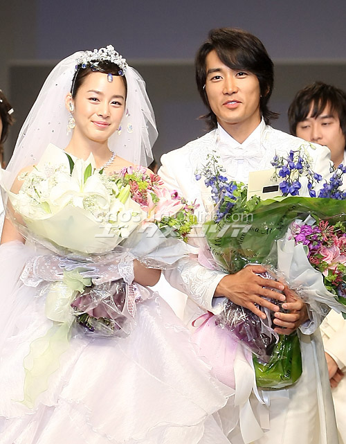 Trước ngày lên xe hoa, netizen truyền tay loạt ảnh Kim Tae Hee mặc váy cưới đẹp như nữ thần - Ảnh 14.