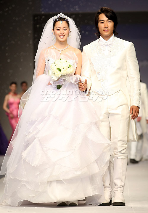 Trước ngày lên xe hoa, netizen truyền tay loạt ảnh Kim Tae Hee mặc váy cưới đẹp như nữ thần - Ảnh 13.