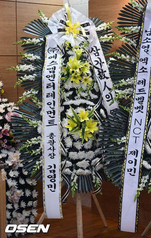 Clip: SNSD, BTS, IU sụt sùi đến viếng cùng vòng hoa, hàng dài fan ôm mặt khóc tiễn biệt linh cữu Jonghyun tại lễ viếng - Ảnh 36.