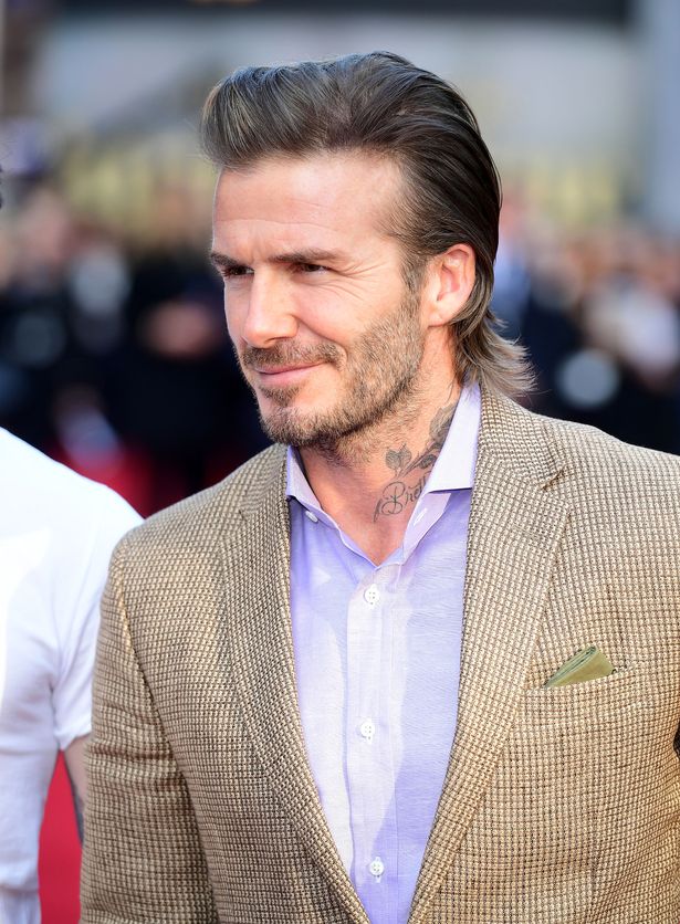 42 tuổi, David Beckham vẫn qu&aacute; phong độ, l&agrave;m lu mờ cả cậu con trai tr&ecirc;n thảm đỏ - Ảnh 3.