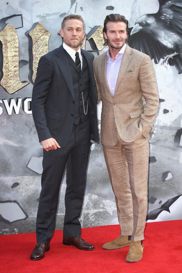 42 tuổi, David Beckham vẫn qu&aacute; phong độ, l&agrave;m lu mờ cả cậu con trai tr&ecirc;n thảm đỏ - Ảnh 6.