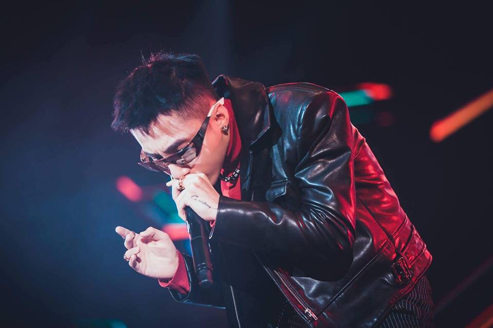 Điểm chung giữa Sơn Tùng và Hoa hậu Kỳ Duyên? Cả hai đều đang si mê không rời kính siêu nhân - Ảnh 2. Điểm chung giữa Sơn Tùng và Hoa hậu Kỳ Duyên? Cả hai đều đang si mê không rời kính siêu nhân - Ảnh 2.