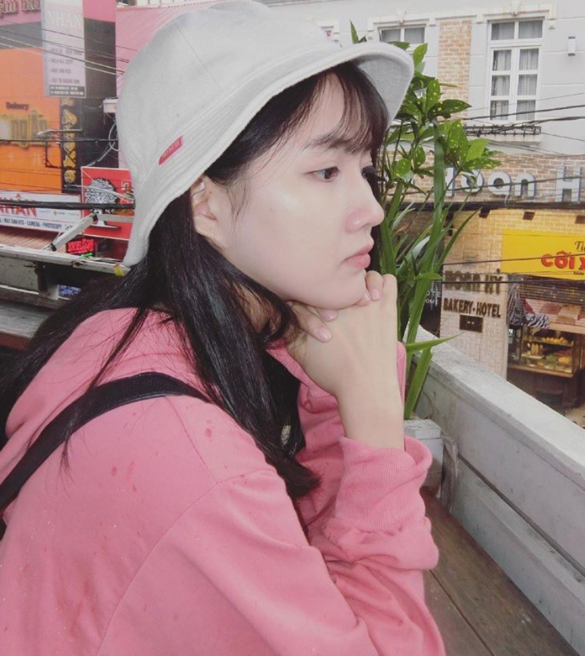 Không trang điểm cầu kỳ, các hot girl này chỉ cần kẻ lông mày và đánh son là đã xinh ơi là xinh - Ảnh 12. Không trang điểm cầu kỳ, các hot girl này chỉ cần kẻ lông mày và đánh son là đã xinh ơi là xinh - Ảnh 12.