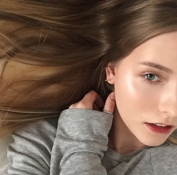 Đ&acirc;y ch&iacute;nh l&agrave; n&agrave;ng fangirl khiến người h&acirc;m mộ BTS phải truy l&ugrave;ng r&aacute;o tiết v&igrave; qu&aacute; xinh đẹp - Ảnh 4.