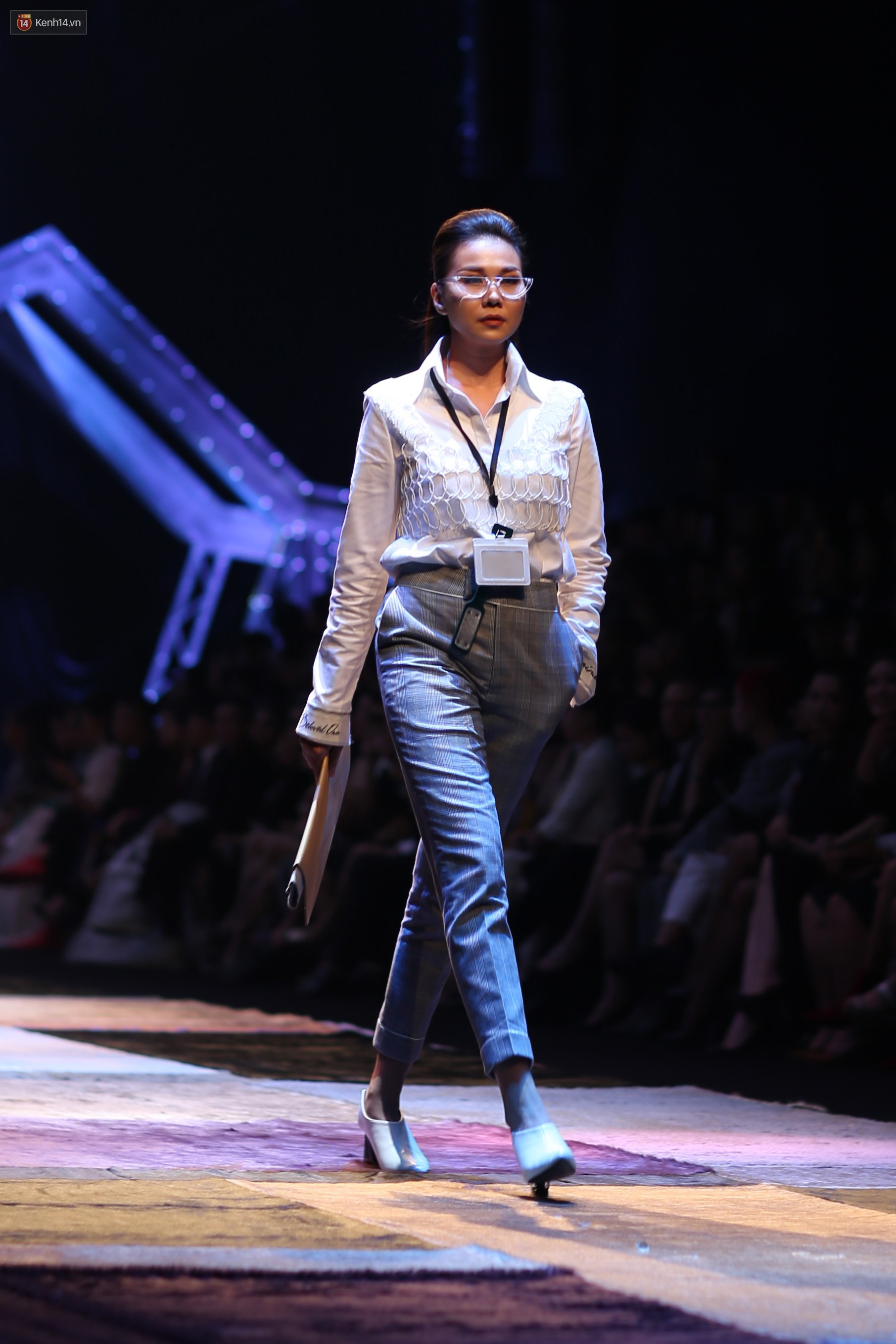 VIFW ngày 1: Kim Dung mở màn xuất sắc, vedette Thanh Hằng xuất hiện siêu chất trong show của Công Trí - Ảnh 3. VIFW ngày 1: Kim Dung mở màn xuất sắc, vedette Thanh Hằng xuất hiện siêu chất trong show của Công Trí - Ảnh 3.