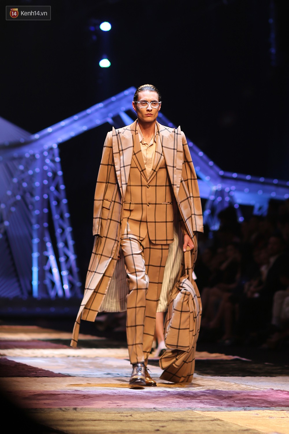 VIFW ngày 1: Kim Dung mở màn xuất sắc, vedette Thanh Hằng xuất hiện siêu chất trong show của Công Trí - Ảnh 6. VIFW ngày 1: Kim Dung mở màn xuất sắc, vedette Thanh Hằng xuất hiện siêu chất trong show của Công Trí - Ảnh 6.