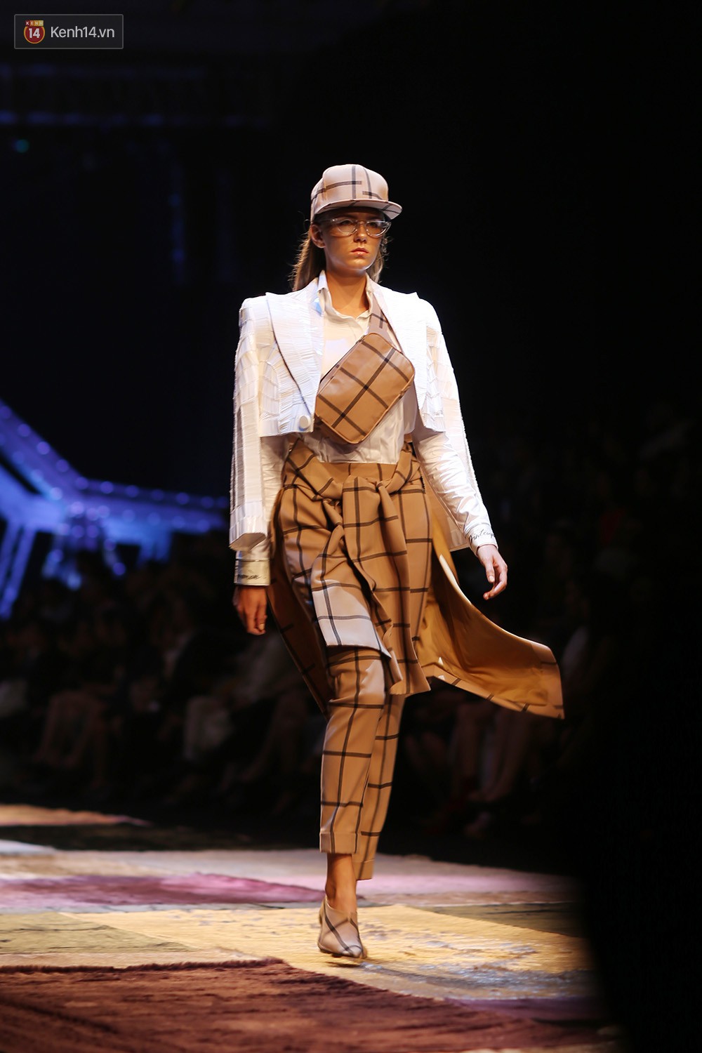 VIFW ngày 1: Kim Dung mở màn xuất sắc, vedette Thanh Hằng xuất hiện siêu chất trong show của Công Trí - Ảnh 7. VIFW ngày 1: Kim Dung mở màn xuất sắc, vedette Thanh Hằng xuất hiện siêu chất trong show của Công Trí - Ảnh 7.
