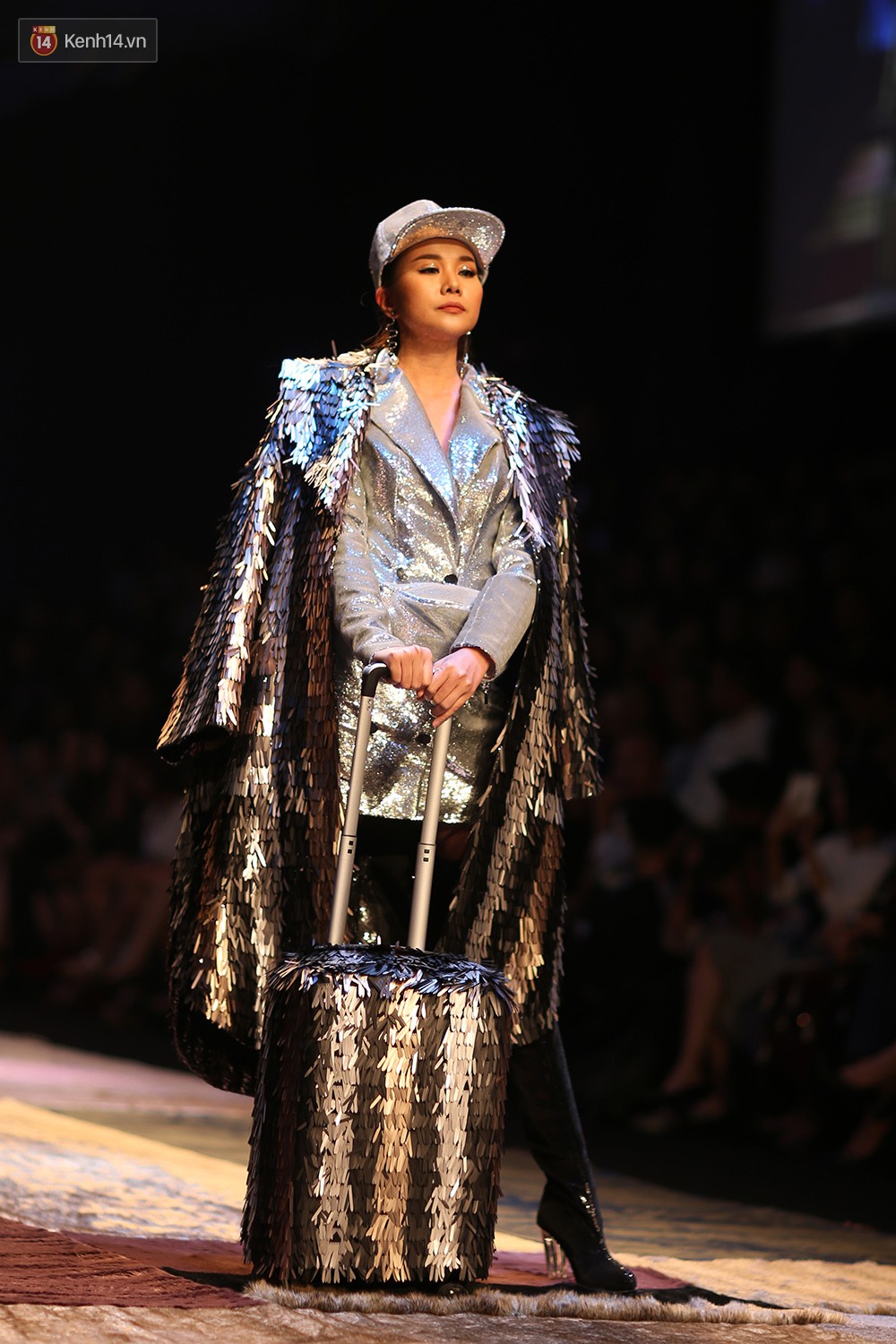 VIFW ngày 1: Kim Dung mở màn xuất sắc, vedette Thanh Hằng xuất hiện siêu chất trong show của Công Trí - Ảnh 9. VIFW ngày 1: Kim Dung mở màn xuất sắc, vedette Thanh Hằng xuất hiện siêu chất trong show của Công Trí - Ảnh 9.