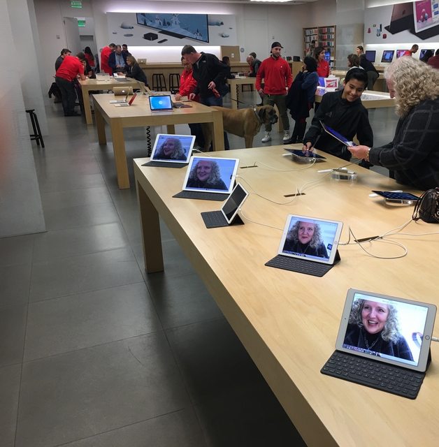 Bà mẹ xì tin của năm: Vào Apple Store tự sướng cực nhắng rồi đổi toàn bộ ảnh nền - Ảnh 1.