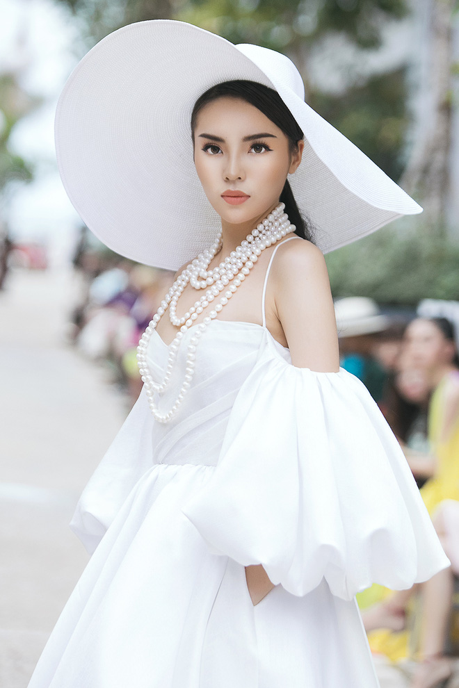 Đâu cần vương miện, Kỳ Duyên cũng vẫn đăng quang rạng ngời trên mọi sàn catwalk - Ảnh 2.