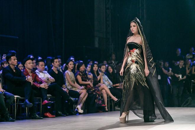 Đâu cần vương miện, Kỳ Duyên cũng vẫn đăng quang rạng ngời trên mọi sàn catwalk - Ảnh 11.