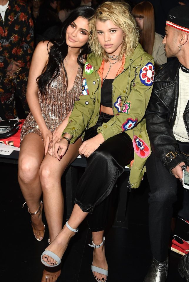 Kylie Jenner làm banh cả show diễn của Jeremy Scott, người người lũ lượt bỏ về - Ảnh 2.