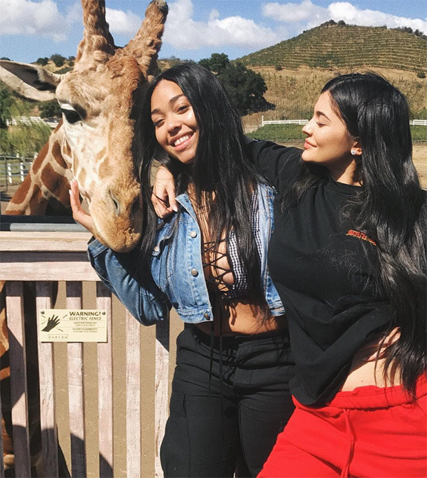 Fan thi nhau vạch ảnh tìm bụng của bà bầu Kylie Jenner: Trông chả giống như có thai gì cả - Ảnh 1.