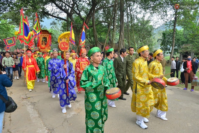 Hà Nội: Biển người chen nhau tham dự Hội Gióng - Đền Sóc - Ảnh 4.