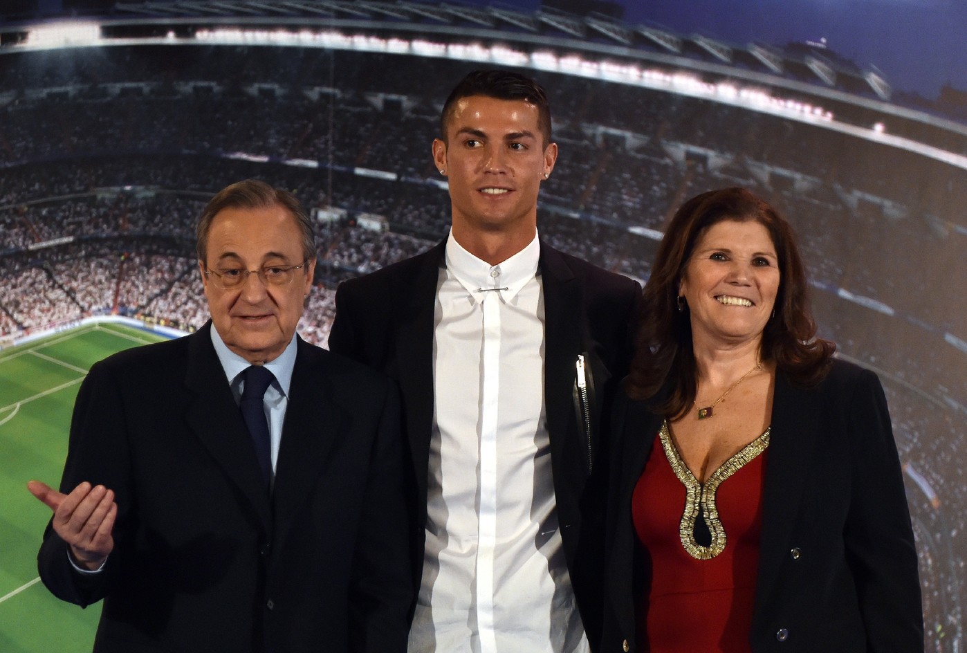 Chỉ Ronaldo mới mang mẹ đi nhận Quả bóng Vàng - Ảnh 1.