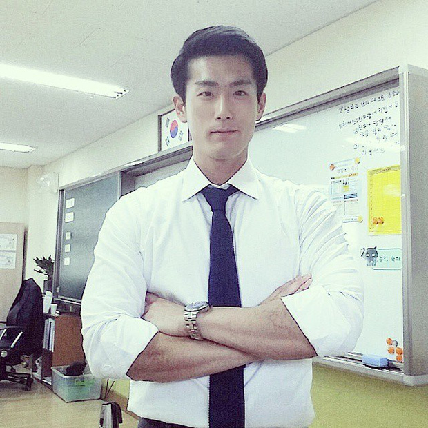 Cứ tưởng Idol nào, hóa ra đây lại là thầy giáo điển trai nhất Hàn Quốc - Ảnh 1.
