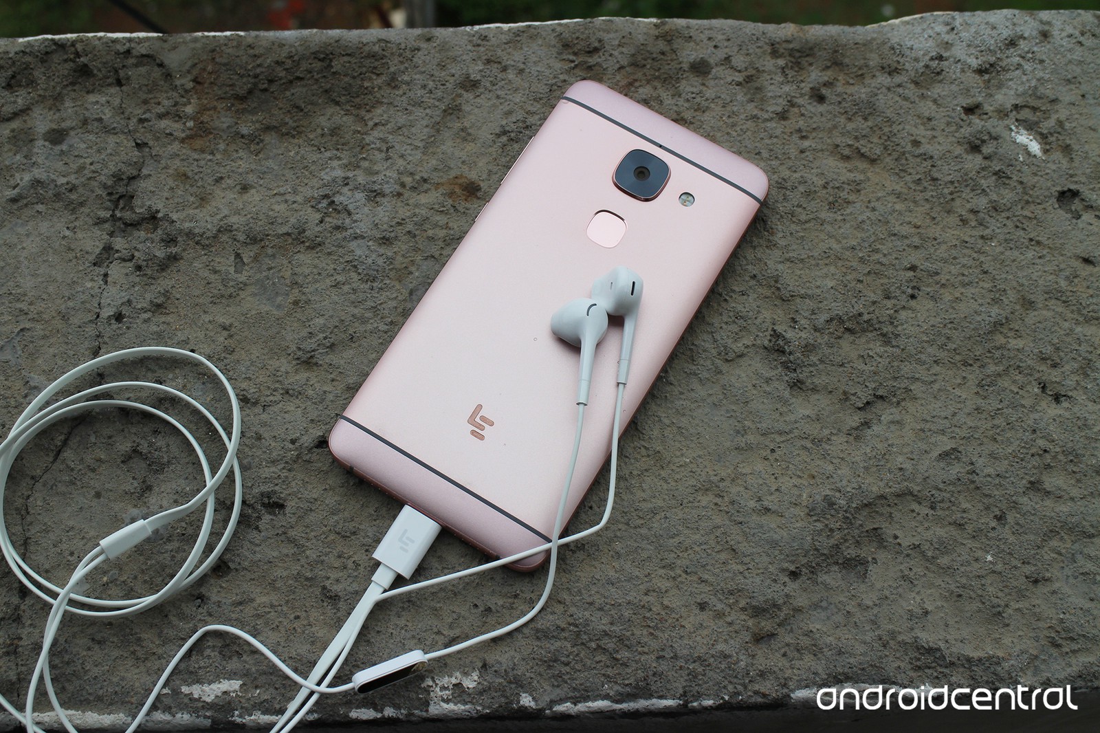 V&igrave; sao nhiều h&atilde;ng điện thoại bỏ hẳn cổng kết nối tưởng như kh&ocirc;ng thể thiếu tr&ecirc;n smartphone - Ảnh 1.